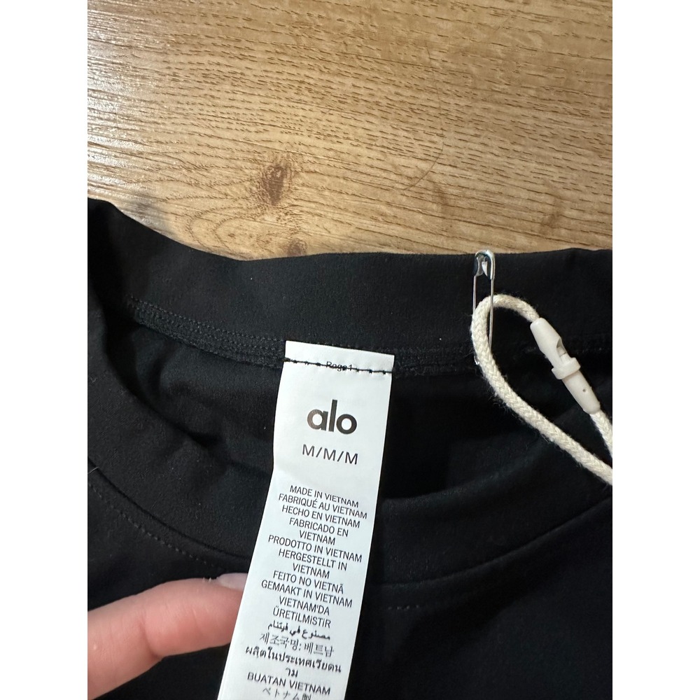 Alo Yoga Womens M Black Matching Set Short Sleeve Top Running Shorts NWT - Picture 2 of 4